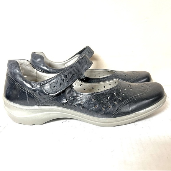 ROMIKA Women's Cassie 54 Low Heel laser cut navy Shoes size 9.5 NWOT comfort - Picture 1 of 9